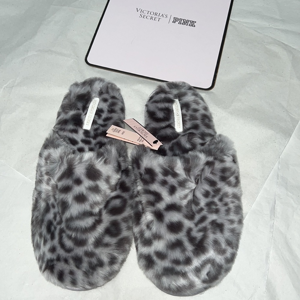 (7/8) VICTORIA'S SECRET Closed Toe Faux Fur Slipper
